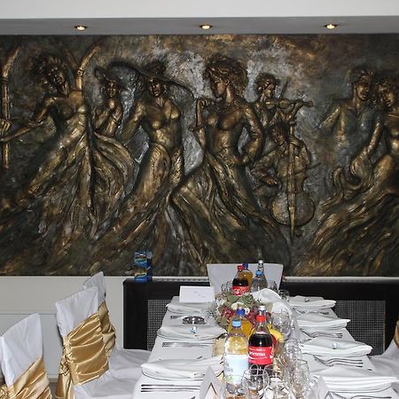Hotel Royal 2 Urziceni 外观 照片