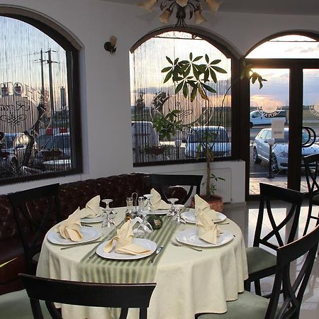 Hotel Royal 2 Urziceni 外观 照片
