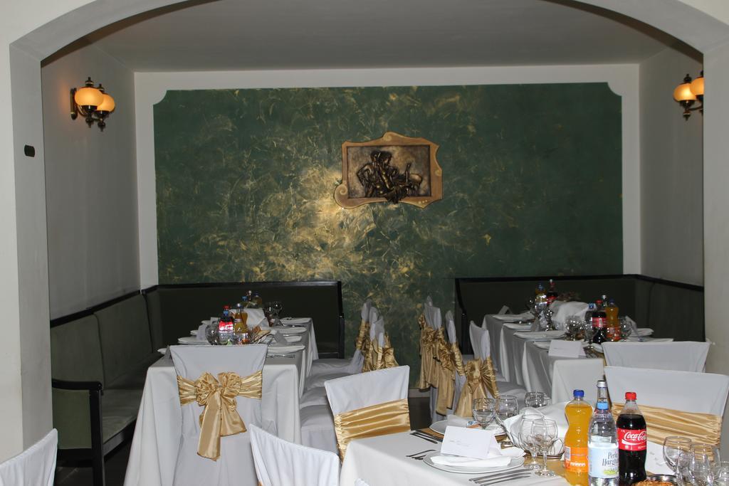 Hotel Royal 2 Urziceni 外观 照片