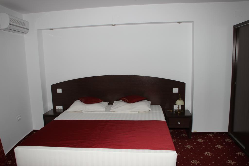 Hotel Royal 2 Urziceni 外观 照片
