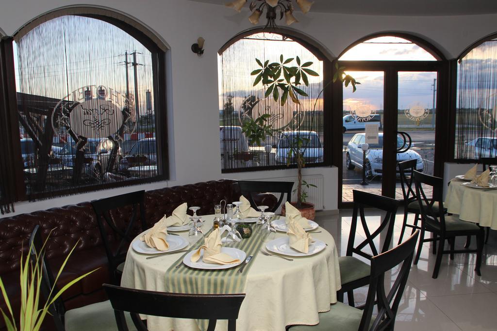 Hotel Royal 2 Urziceni 外观 照片